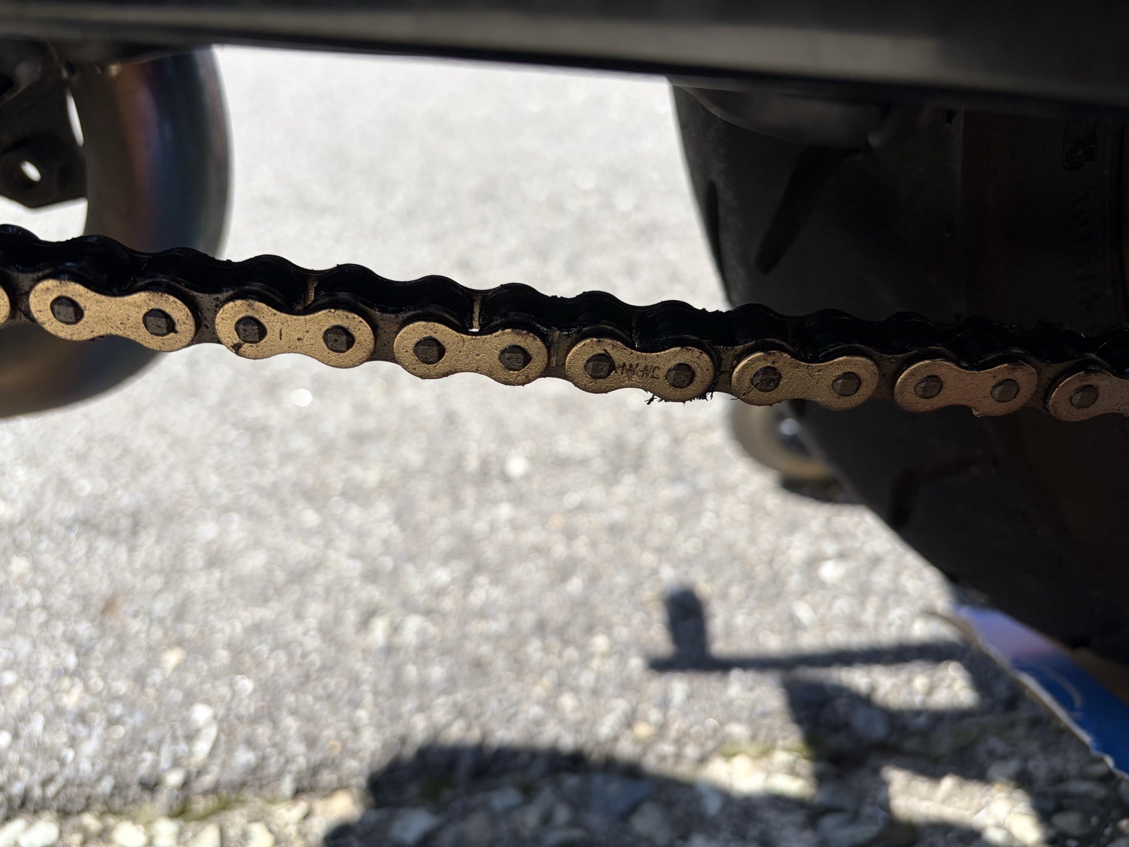 汚れたバイクのチェーン（清掃前）