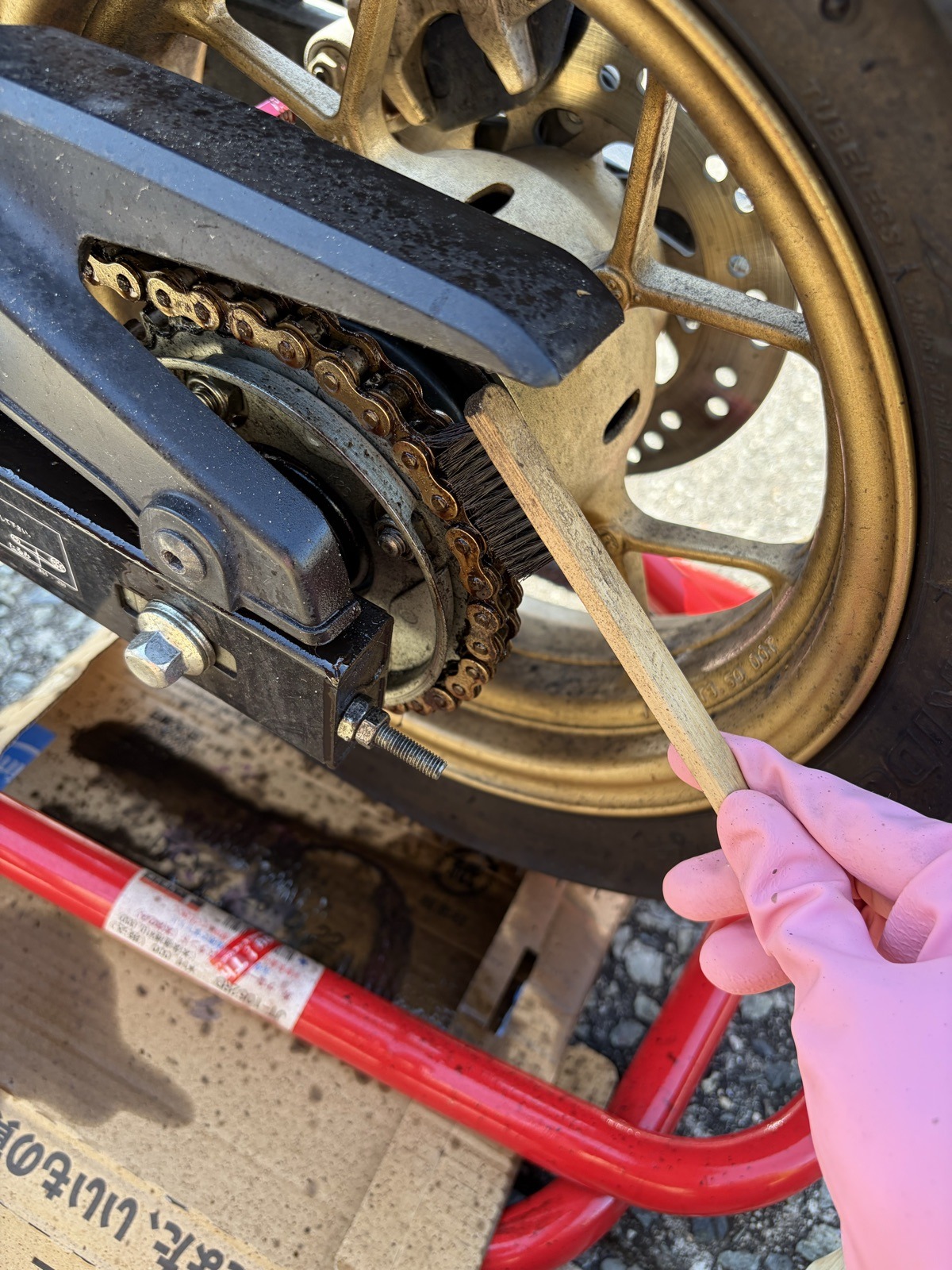 チェーンブラシで汚れを落とす様子