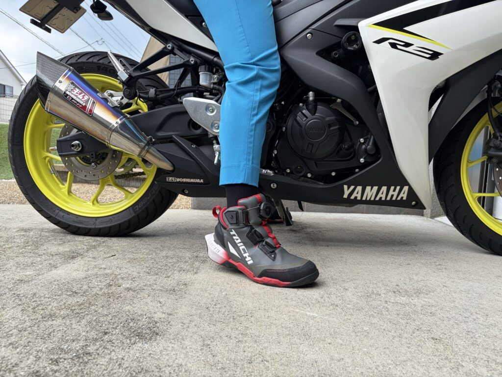 YZF-R3にまたがって片足を着いた足元（身長163cm）
