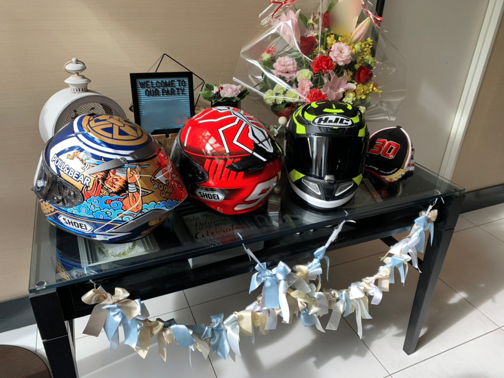 ウェルカムスペースに並べた夫婦のヘルメットとウェルカムボード