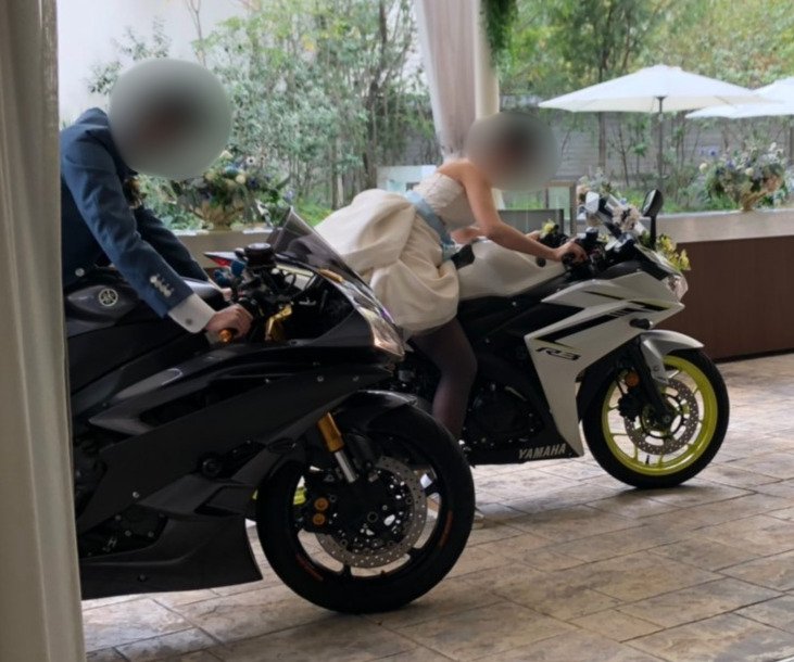 ウェディングドレスでYZF-R3にまたがりエンジンをかける新婦とYZF-R6の新郎