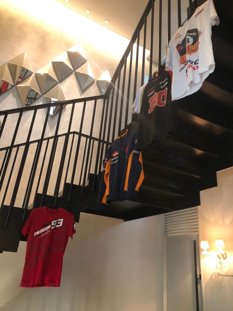 結婚式場の階段に飾ったMotoGPのTシャツ
