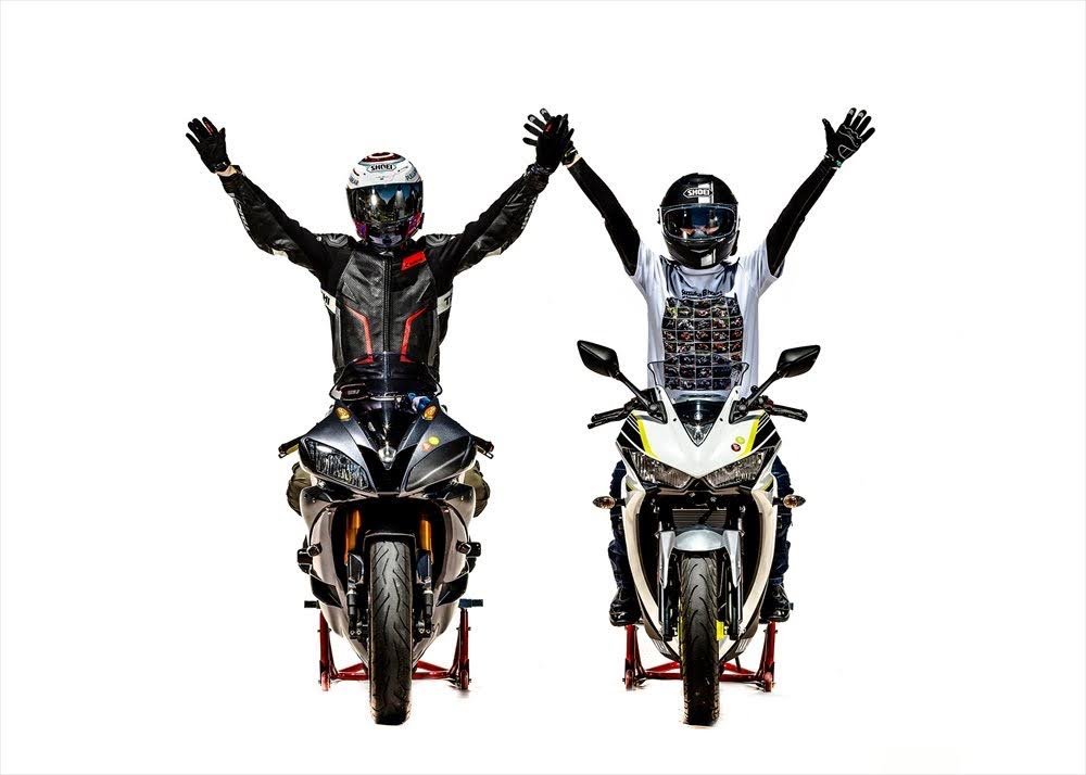 ノブ撮りで撮影したバイクに乗って両手を上げる夫婦