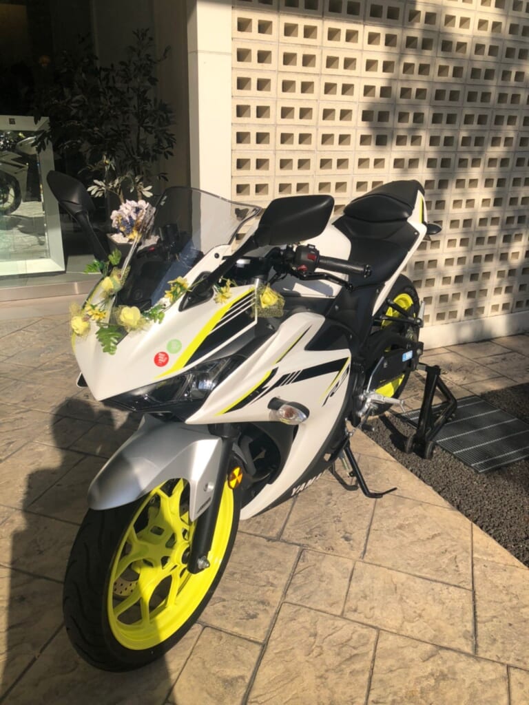 花で飾った入場用のYZF-R3
