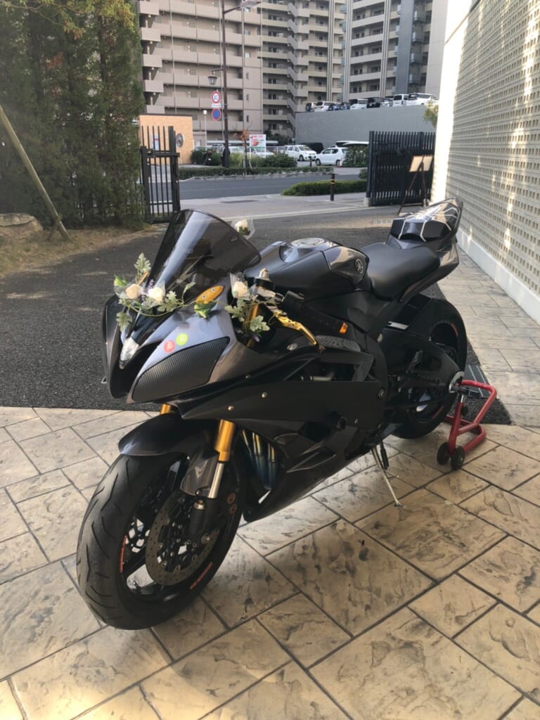 花で飾った入場用のYZF-R6