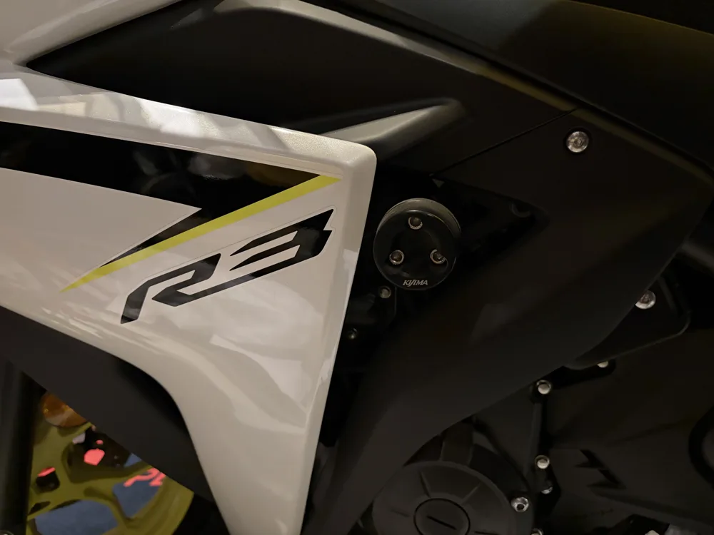 YZF-R3の側面に付けたキジマのスライダー
