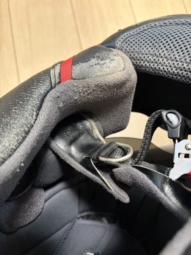合皮がはがれてきたヘルメットの内装