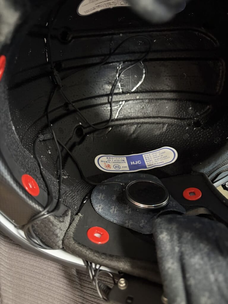 インカムの配線が通ったヘルメットの内側