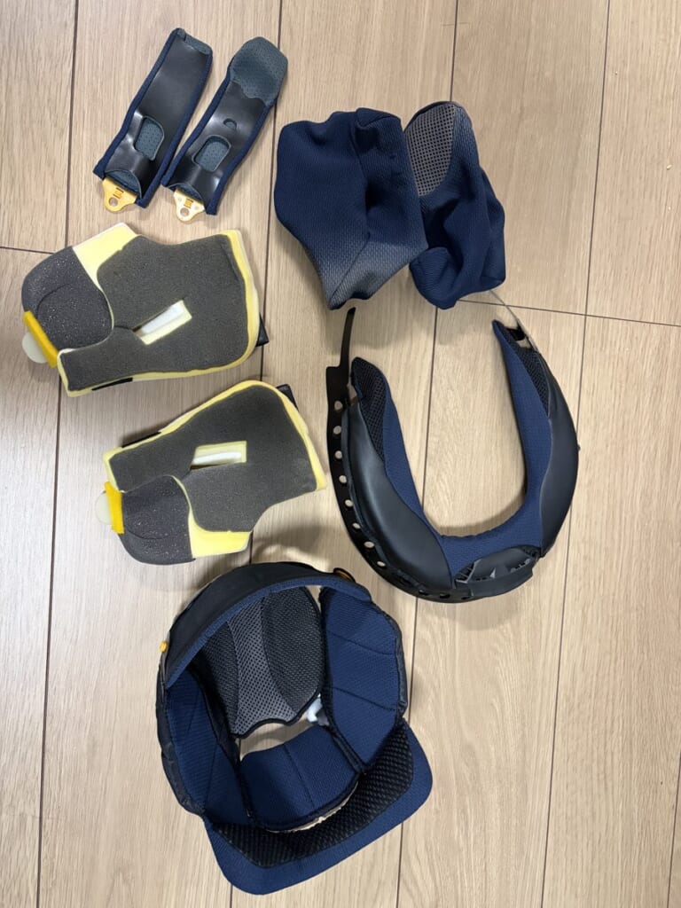 ヘルメットから外した内装パーツ一式