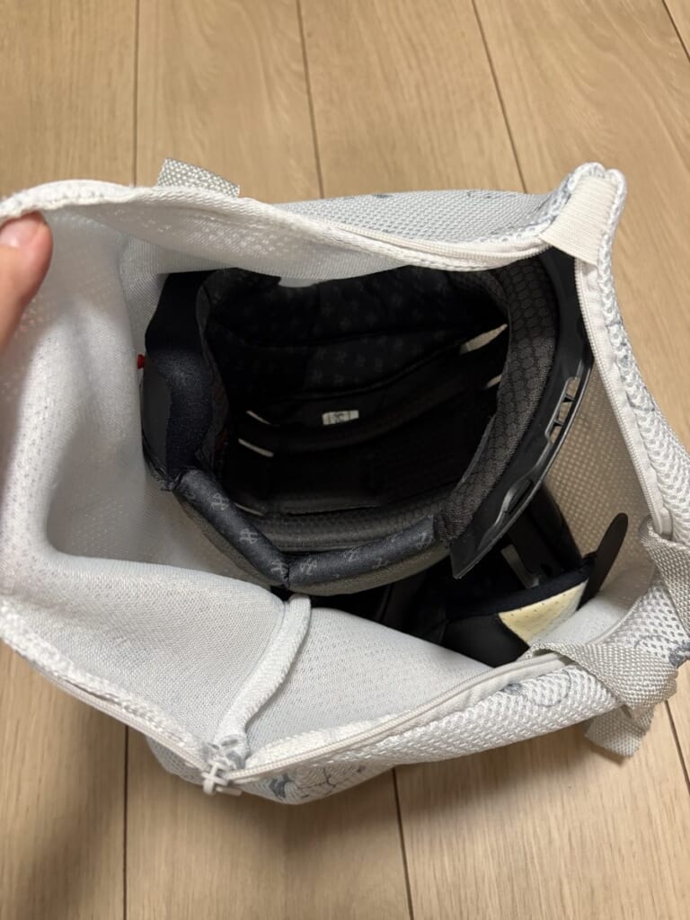 洗濯ネットに入れたHJCのヘルメットの内装