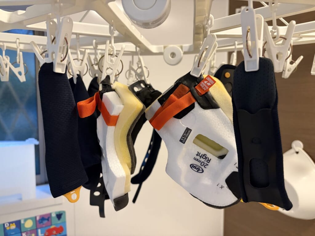 ハンガーで陰干ししているヘルメットの内装