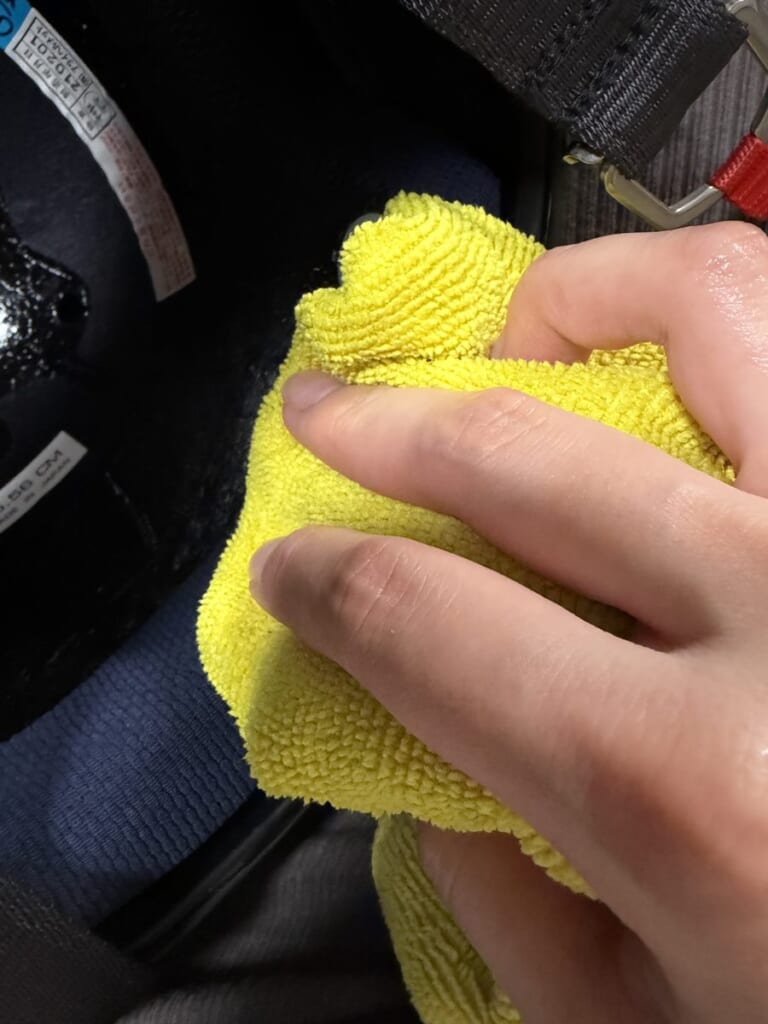 ヘルメットの内側を布で叩き拭き