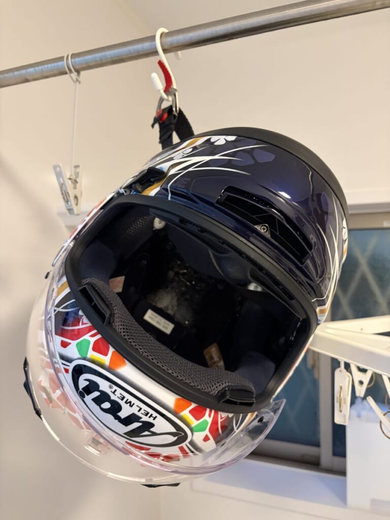 吊るして乾かしているArai RX-7X
