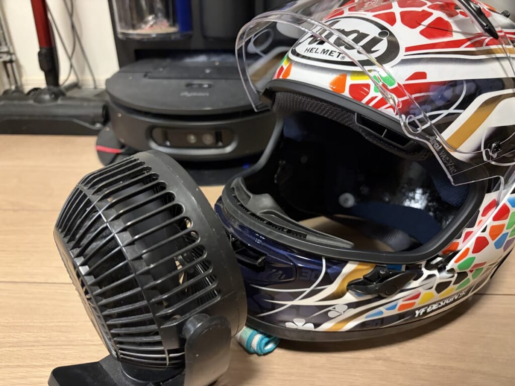 扇風機の風を当てて乾かしているヘルメット