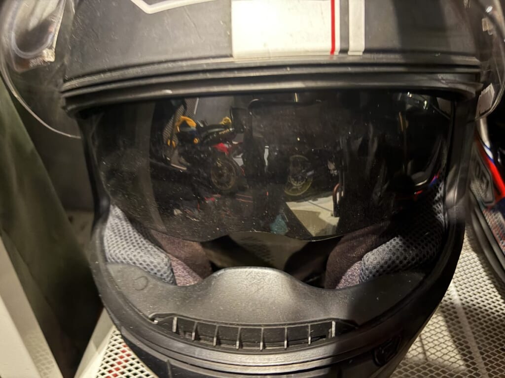 細かい傷が入ったヘルメットのインナーバイザー