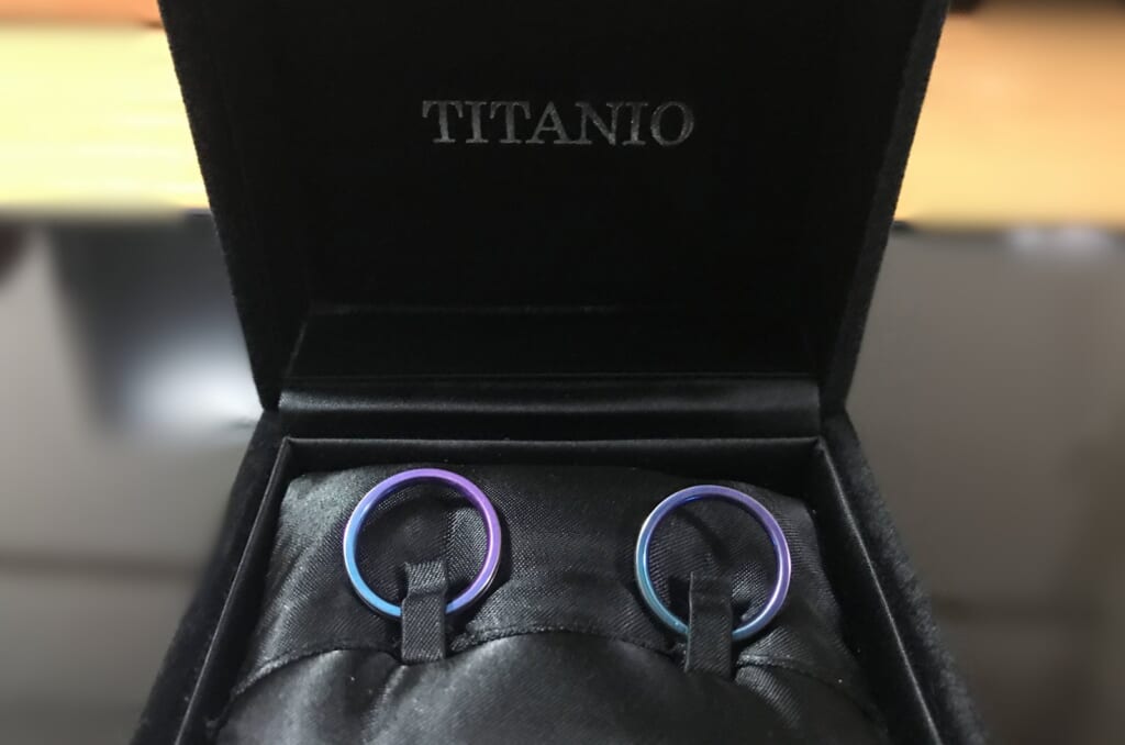 TITANIOの箱に入ったブルーからパープルの焼き色のチタン結婚指輪